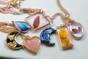 Discover the Best Resin for Jewelry Making